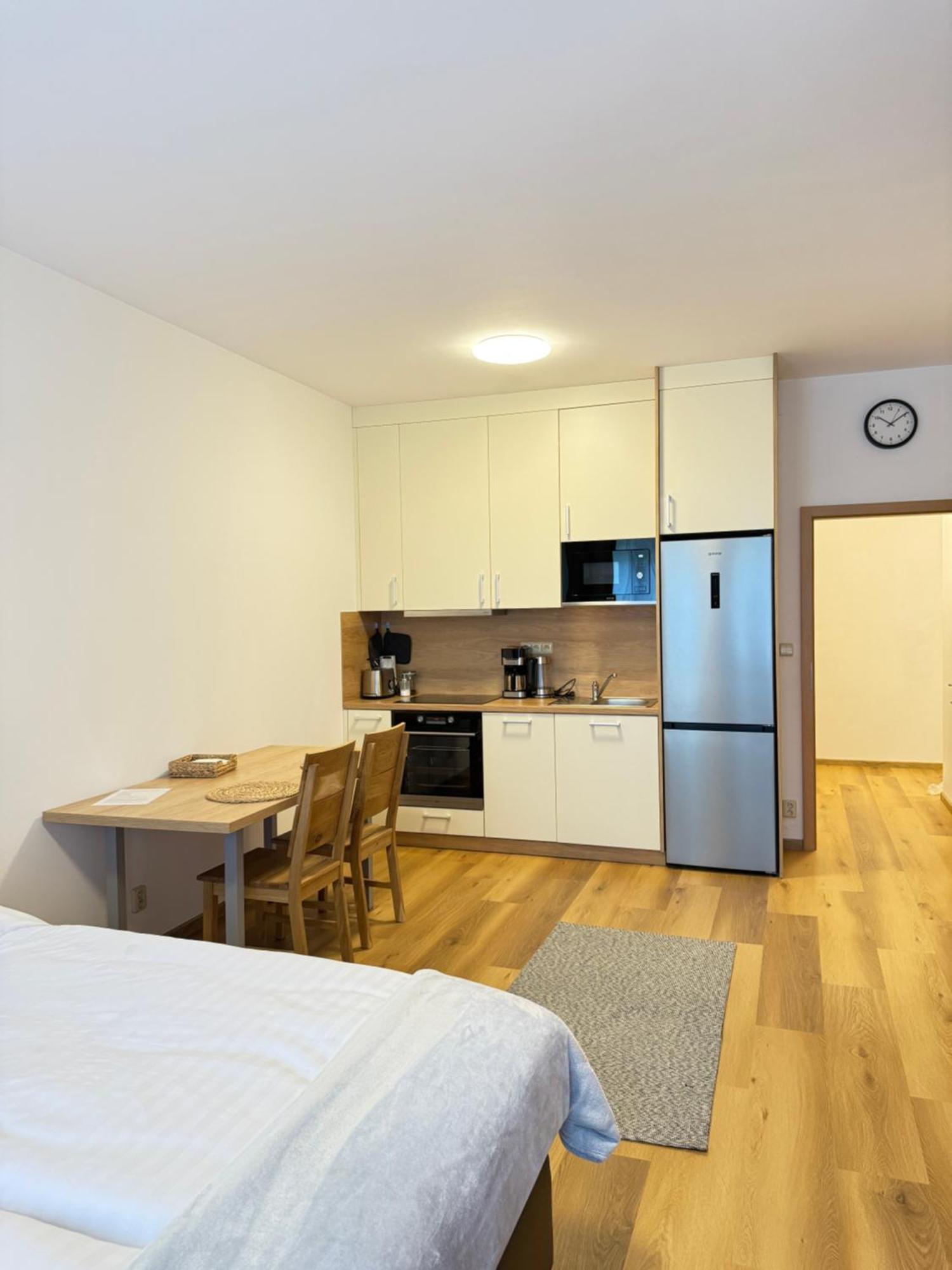 Riverside Apartment Praha Exteriör bild
